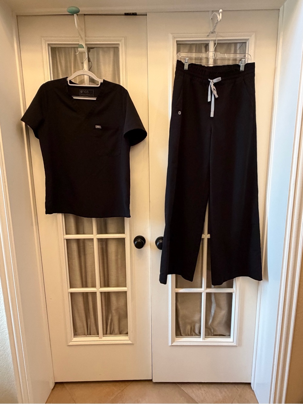 MEDIUM Black Women’s Figs Scrub Set w/ Isabel Wide-Leg Pants EUC